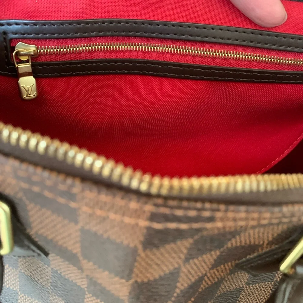 Louis Vuitton 𝐒𝐩𝐞𝐞𝐝𝐲 𝐁𝐚𝐧𝐝𝐨𝐮𝐥𝐢𝐞𝐫𝐞 30 Damier 𝐄𝐛𝐞𝐧𝐞